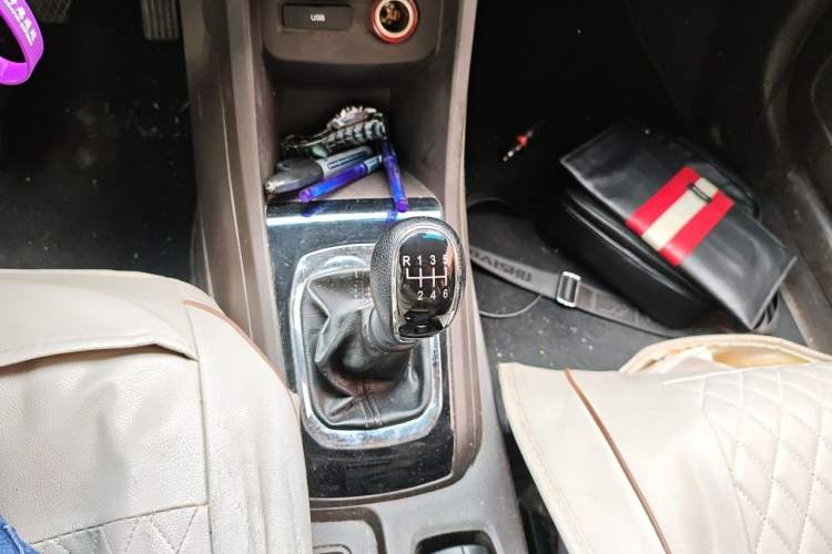 Used Baojun 310W 2017 1.5L Manual Fashion Model China V Gear Lever