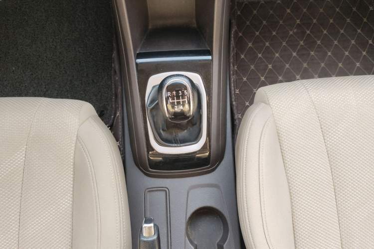 Used Baojun 310W 2017 1.5L Manual Comfort Version China V Gear Lever