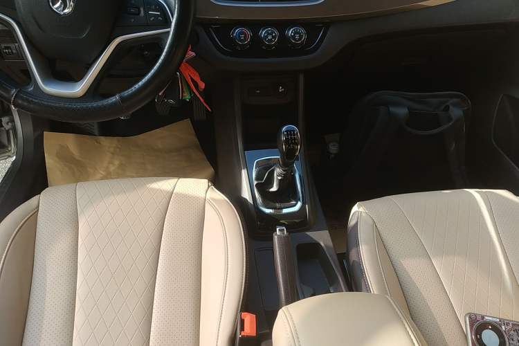 Used Baojun 310W 2017 1.5L Manual Fashion Model China V Gear Lever