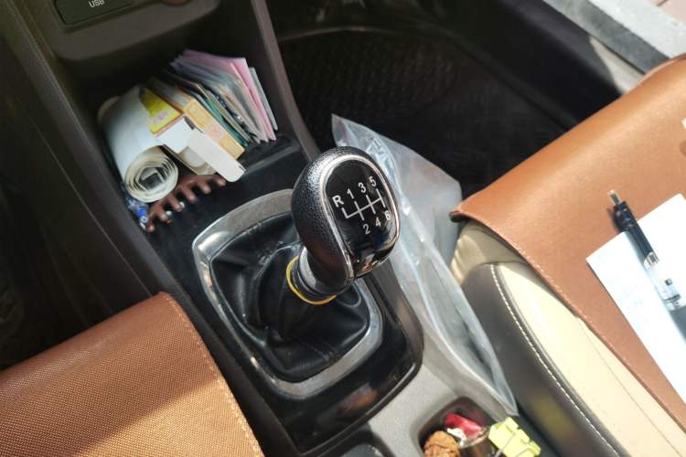 Used Baojun 310W 2017 1.5L Manual Fashion Model China V Gear Lever