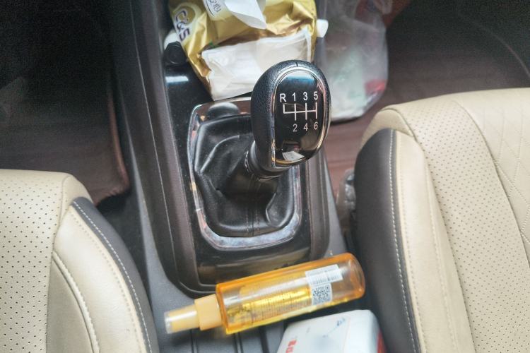 Used Baojun 310W 2017 1.5L Manual Fashion Model China V Gear Lever