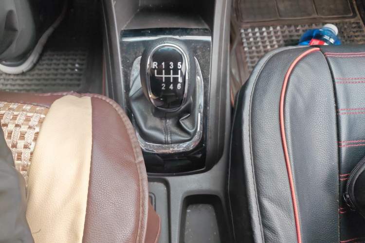 Used Baojun 310W 2017 1.5L Manual Fashion Model China V Gear Lever