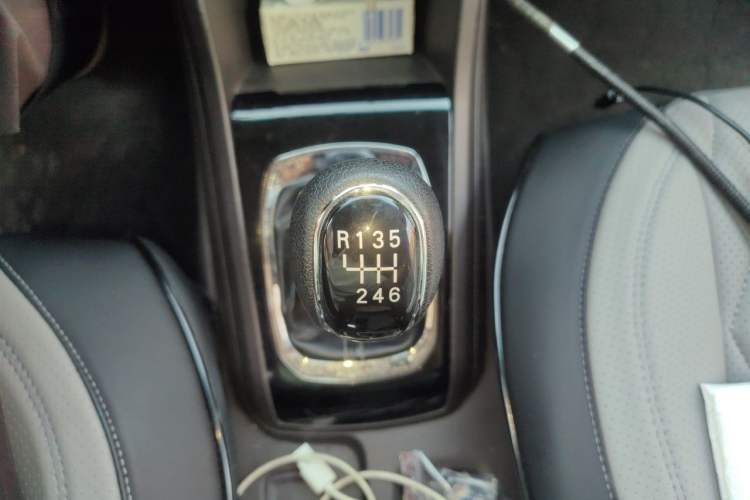 Used Baojun 310W 2017 1.5L Manual Fashion Model China V Gear Lever