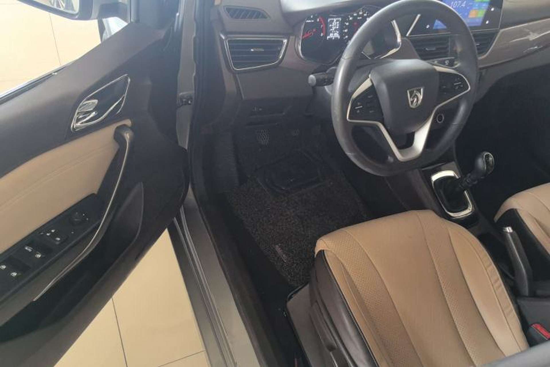 Used Baojun 310W 2017 1.5L Manual Fashion Model China V Interior 2