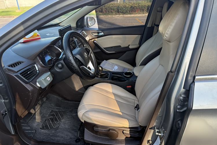 Used Baojun 310W 2017 1.5L Manual Fashion Model China V Interior 2