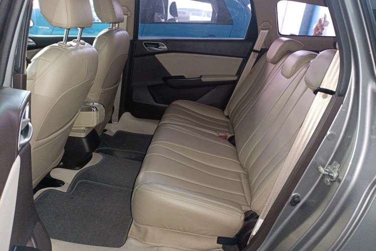 Used Baojun 310W 2017 1.5L Manual Comfort Version China V Interior 2