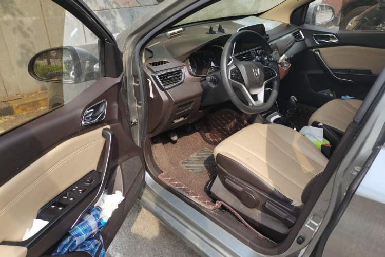 Used Baojun 310W 2017 1.5L Manual Fashion Model China V Interior 3