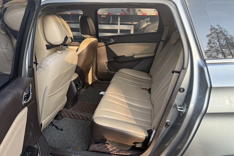 Used Baojun 310W 2017 1.5L Manual Fashion Model China V Interior 3