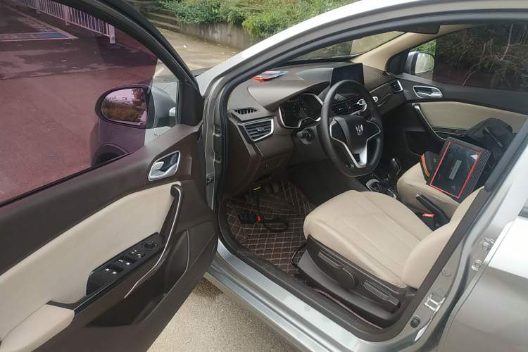 Used Baojun 310W 2017 1.5L Manual Comfort Version China V Interior 3