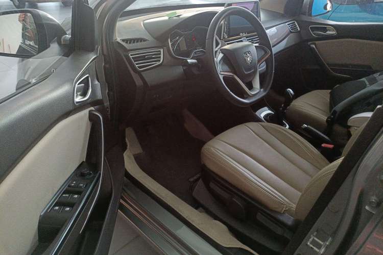 Used Baojun 310W 2017 1.5L Manual Comfort Version China V Interior 3