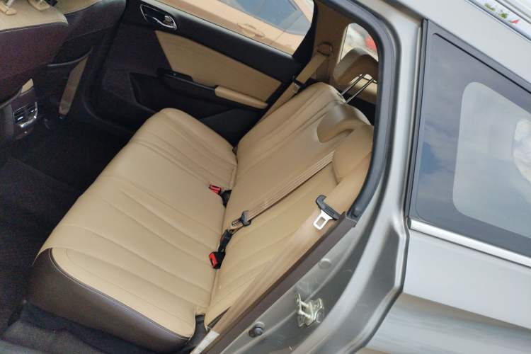 Used Baojun 310W 2017 1.5L Manual Fashion Model China V Interior 4