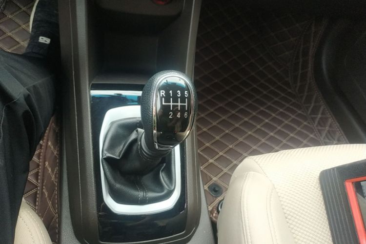 Used Baojun 310W 2017 1.5L Manual Comfort Version China V Interior 4