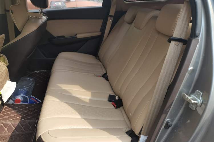 Used Baojun 310W 2017 1.5L Manual Fashion Model China V Interior 4