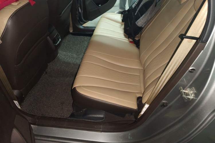 Used Baojun 310W 2017 1.5L Manual Luxury Version China VI Interior 4