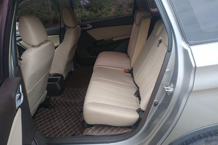 Used Baojun 310W 2017 1.5L Manual Comfort Version China V Interior 4