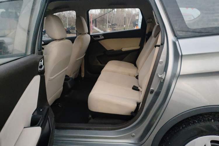 Used Baojun 310W 2017 1.5L Manual Comfort Version China V Interior 4
