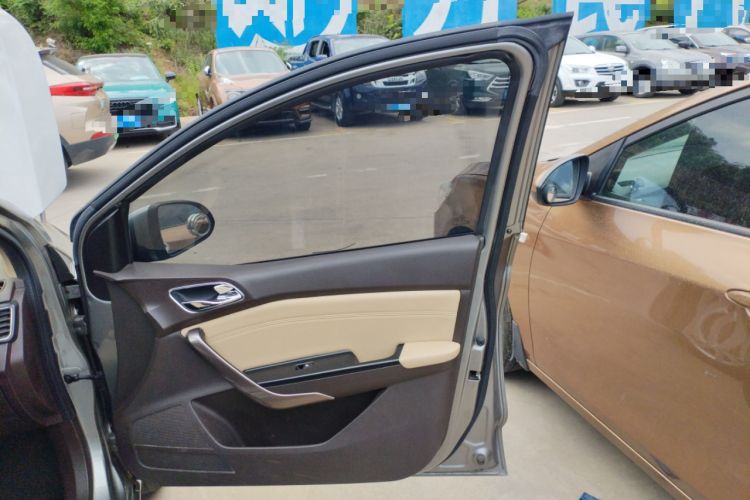 Used Baojun 310W 2017 1.5L Manual Fashion Model China V Interior 5