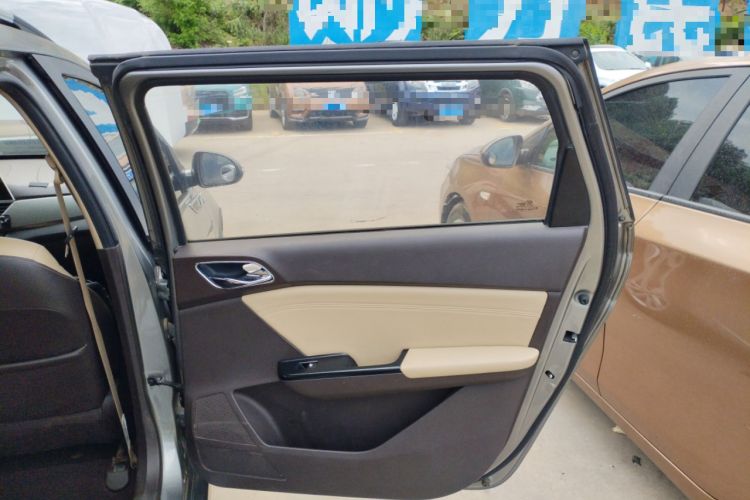 Used Baojun 310W 2017 1.5L Manual Fashion Model China V Interior 6