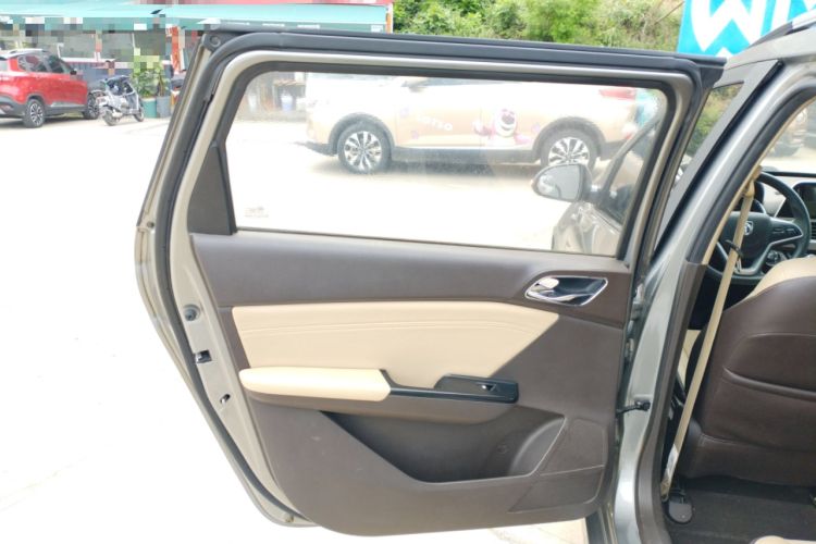 Used Baojun 310W 2017 1.5L Manual Fashion Model China V Interior 8