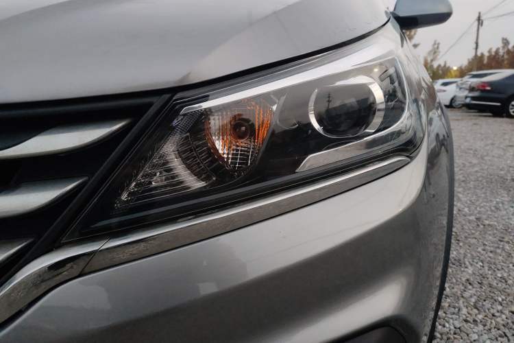 Used Baojun 310W 2017 1.5L Manual Comfort Version China V Left Front Headlight