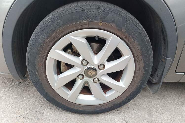 Used Baojun 310W 2017 1.5L Manual Fashion Model China V Left Front Wheel Hub