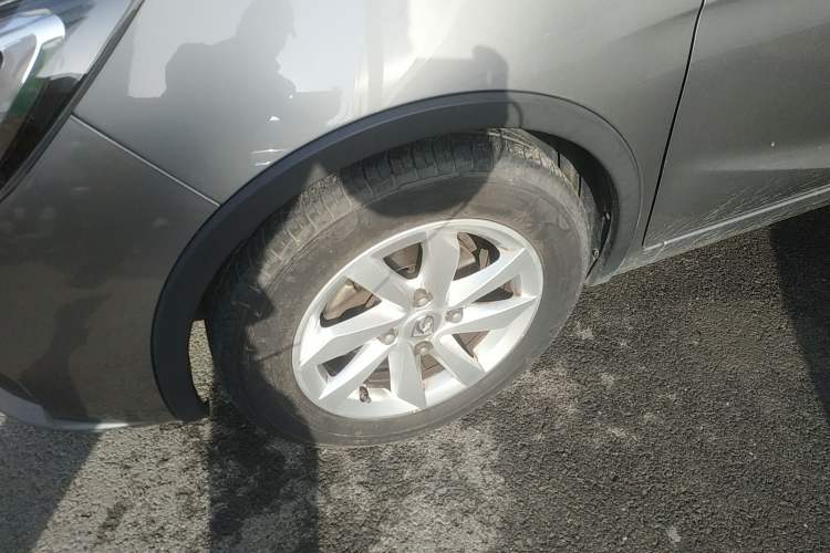 Used Baojun 310W 2017 1.5L Manual Fashion Model China V Left Front Wheel Hub