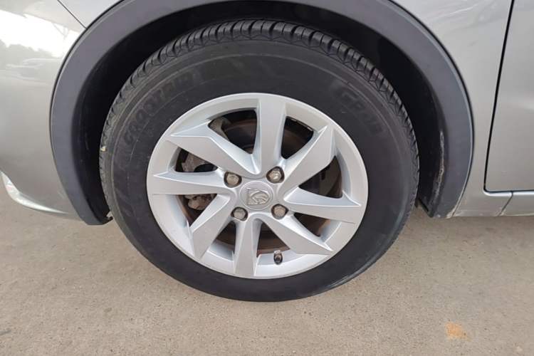 Used Baojun 310W 2017 1.5L Manual Fashion Model China V Left Front Wheel Hub