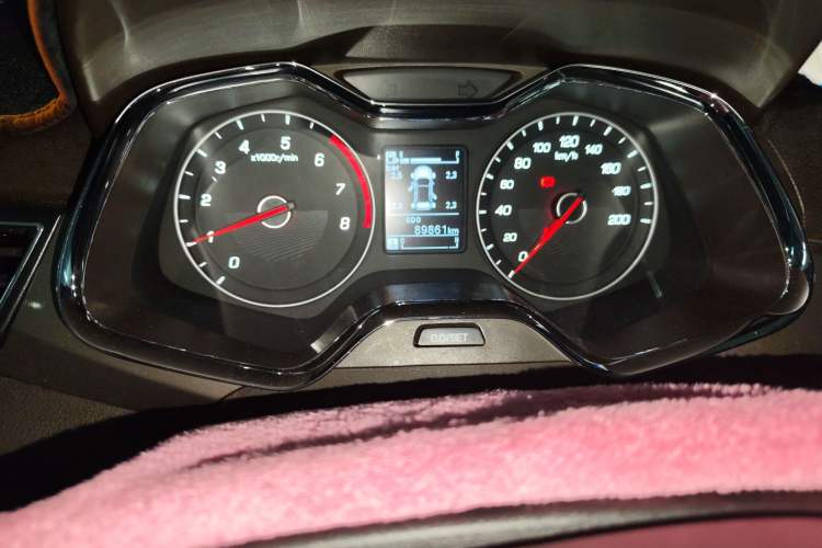 Used Baojun 310W 2017 1.5L Manual Luxury Version China VI Odometer Close Up