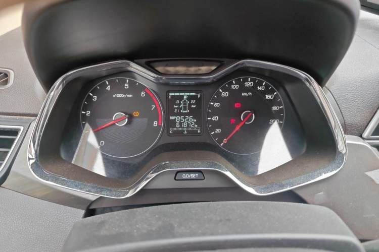 Used Baojun 310W 2017 1.5L Manual Fashion Model China V Odometer Close Up