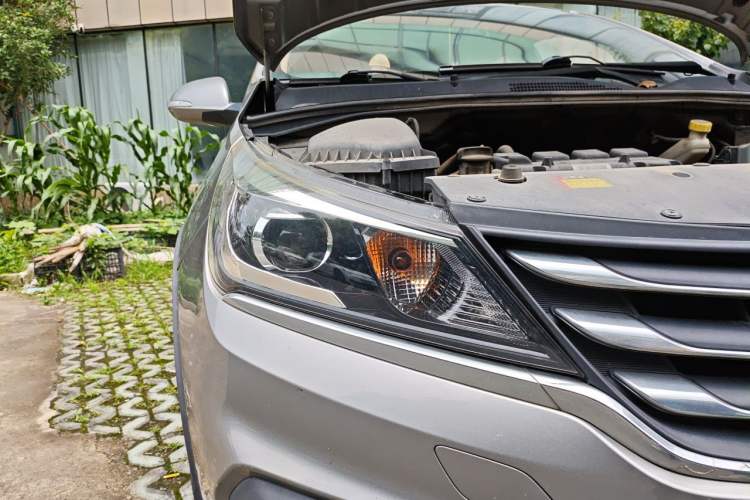 Used Baojun 310W 2017 1.5L Manual Fashion Model China V Right Front Headlight