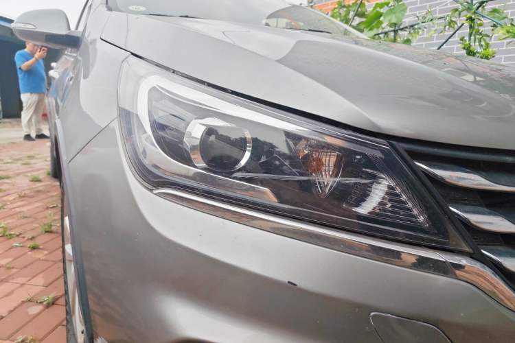Used Baojun 310W 2017 1.5L Manual Fashion Model China V Right Front Headlight