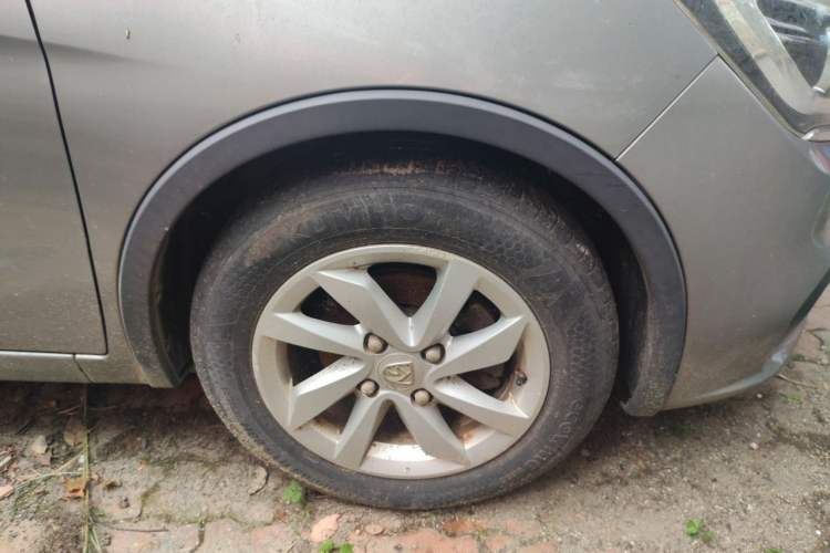 Used Baojun 310W 2017 1.5L Manual Fashion Model China V Right Front Wheel Hub