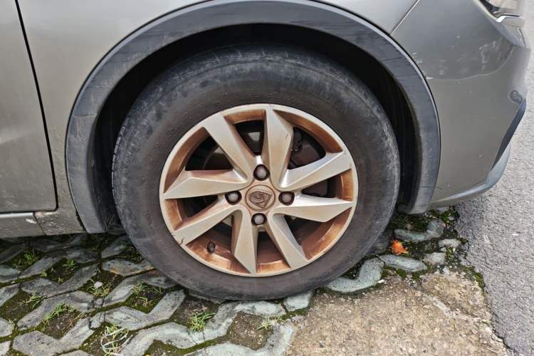 Used Baojun 310W 2017 1.5L Manual Fashion Model China V Right Front Wheel Hub