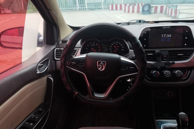 Used Baojun 310W 2017 1.5L Manual Fashion Model China V Steering Wheel