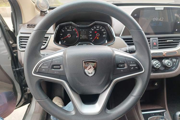 Used Baojun 310W 2017 1.5L Manual Fashion Model China V Steering Wheel