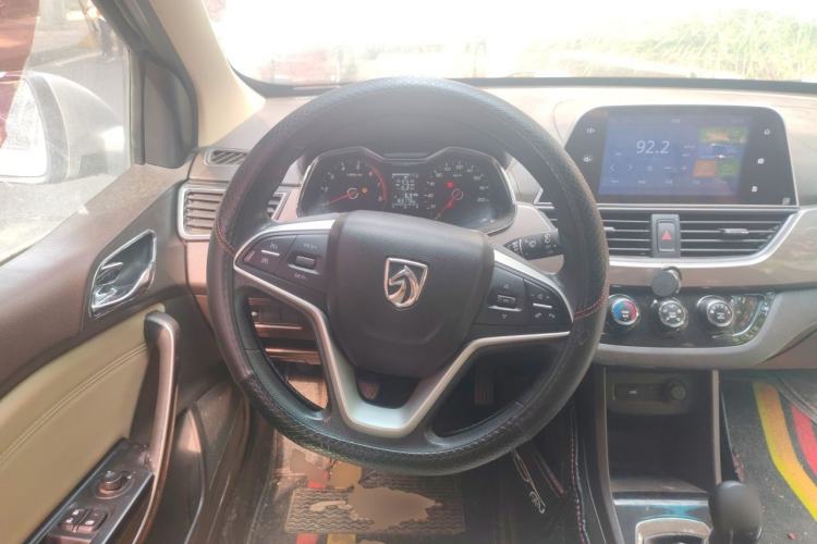 Used Baojun 310W 2017 1.5L Manual Fashion Model China V Steering Wheel