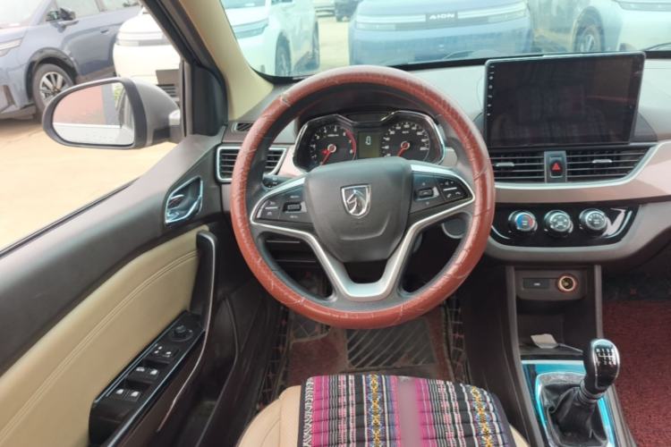 Used Baojun 310W 2017 1.5L Manual Fashion Model China V Steering Wheel