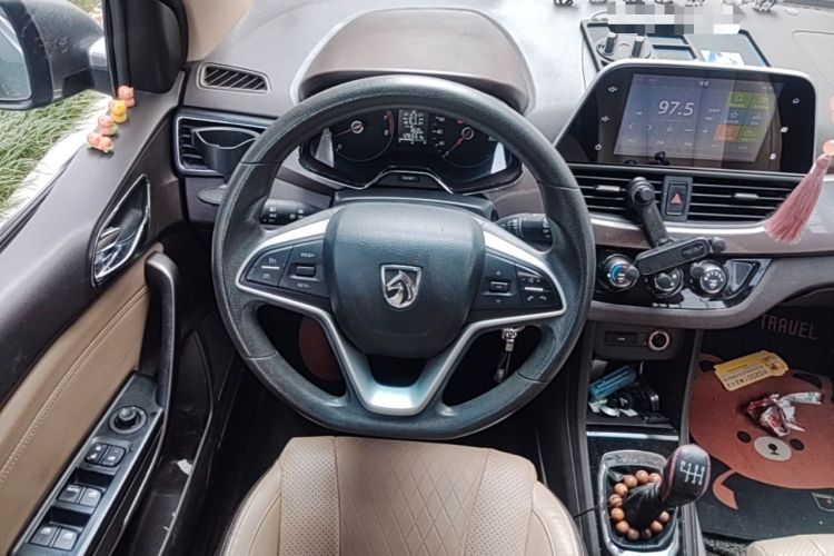 Used Baojun 310W 2017 1.5L Manual Fashion Model China V Steering Wheel