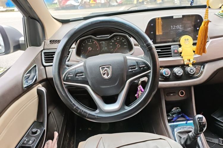 Used Baojun 310W 2017 1.5L Manual Fashion Model China V Steering Wheel