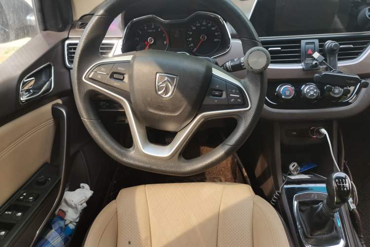 Used Baojun 310W 2017 1.5L Manual Fashion Model China V Steering Wheel
