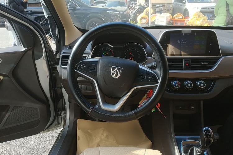 Used Baojun 310W 2017 1.5L Manual Fashion Model China V Steering Wheel