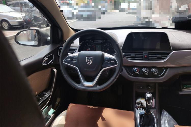 Used Baojun 310W 2017 1.5L Manual Fashion Model China V Steering Wheel