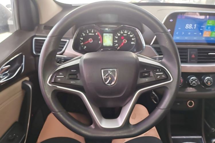 Used Baojun 310W 2017 1.5L Manual Fashion Model China V Steering Wheel