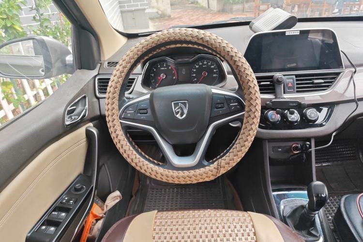 Used Baojun 310W 2017 1.5L Manual Fashion Model China V Steering Wheel