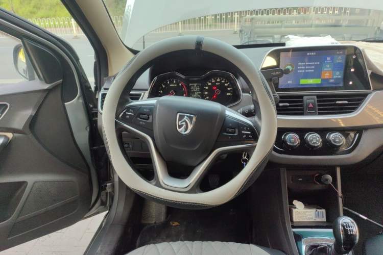 Used Baojun 310W 2017 1.5L Manual Fashion Model China V Steering Wheel