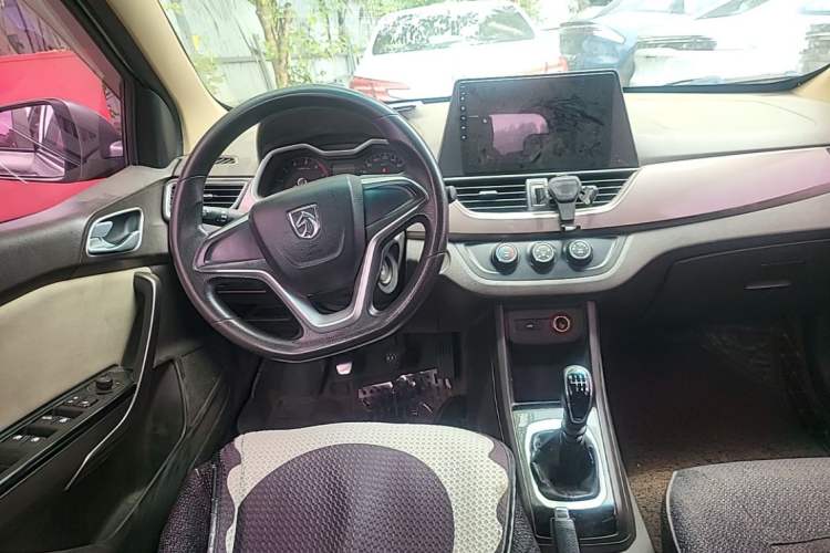Used Baojun 310W 2017 1.5L Manual Comfort Version China V Steering Wheel
