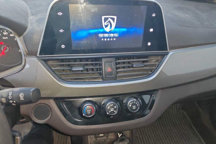 Used Baojun 310W 2017 1.5L Manual Fashion Model China V Audio And AC Panel