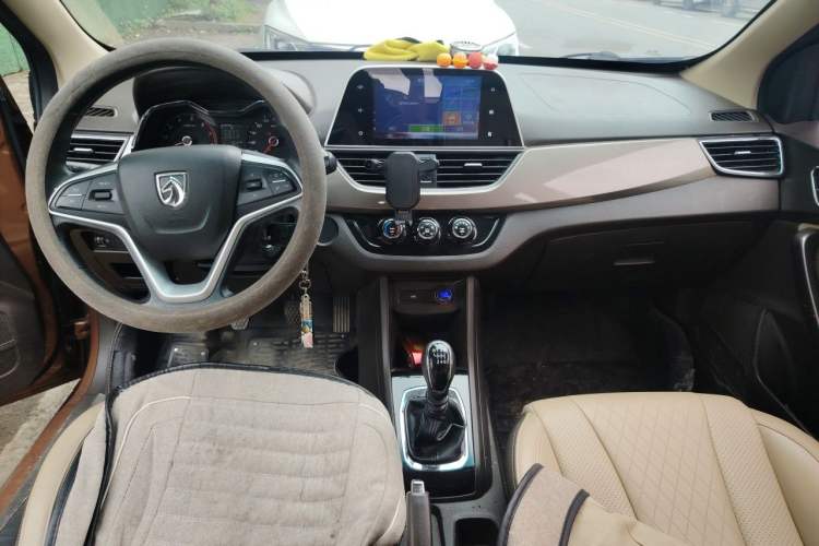 Used Baojun 310W 2017 1.5L Manual Fashion Edition China VI Center Console