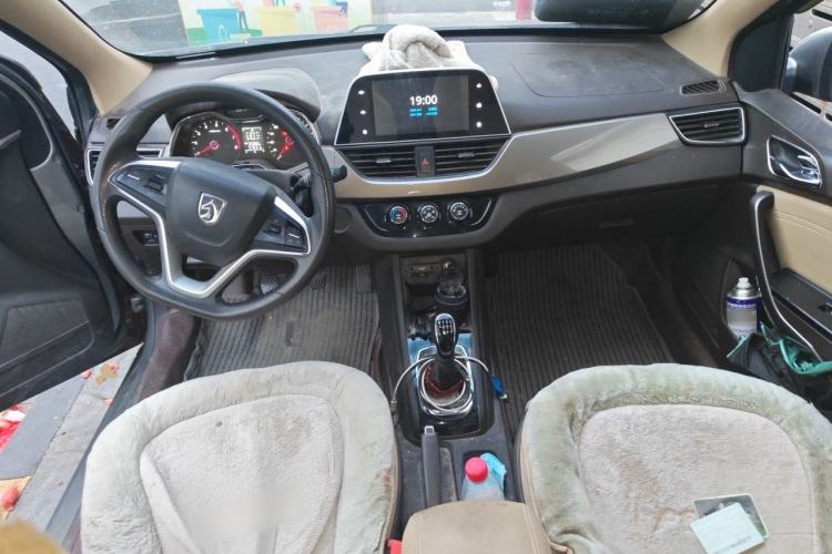 Used Baojun 310W 2017 1.5L Manual Fashion Model China V Center Console