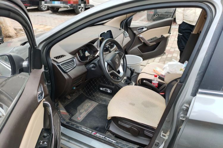 Used Baojun 310W 2017 1.5L Manual Fashion Model China V Driver Seat